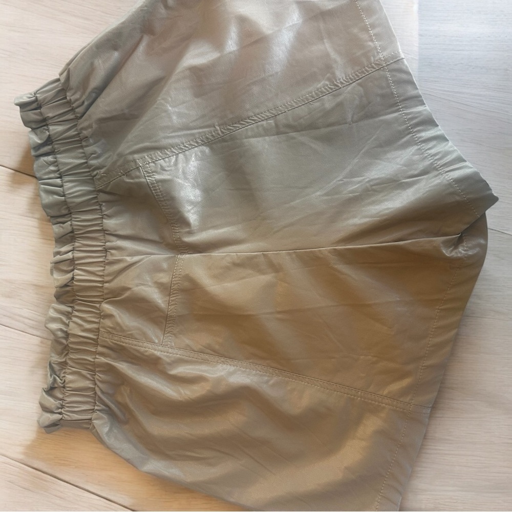 Women’s Kori Faux Leather Shorts NWT SIZE MEDIUM - Picture 2 of 6